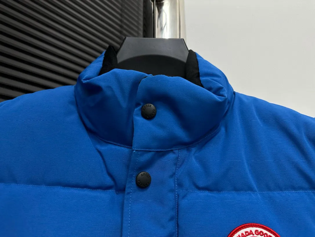 P360 [Canada Goose] Canada Goose #Freestyle Crew 4154M Men’s and Women’s Vest Down# ➖ Imported Behringer embroidery machine with customized 10,000-needle embroidery logo! ➖ Imported 21-count polyester-cotton blended original fabric, using Feather-Light 10D waterproof coating fabric, made of 84.5% polyester fiber and 15.5% cotton, 100% the best feel in the entire network! ➖ The genuine official website uses the national standard 80 white duck down, and will never be misled by false claims such as 90 down or goose down! ➖ 100% nylon nylon lining with double double-layer sealing design to prevent velvet from running away. Top-grade polar fleece is used in the collar and pockets to keep warm and comfortable! ➖ Yoshida YKK provides original custom-made electroplated sliders. YKK two-way lockable zippers are tight and smooth and will not peel off paint! ➖ 3M composite original Velcro is durable, and all accessories and hardware are disassembled and customized! ⛔No slander, no exaggeration, no need for too much copywriting, because it is focused, it is professional!  SIZE: XS S M L XL XXL